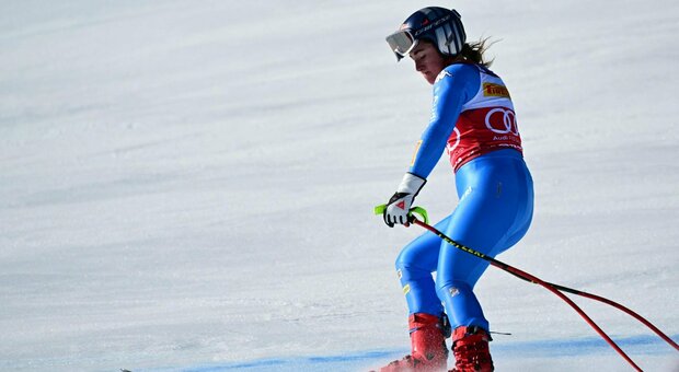 Paura per Sofia Goggia, caduta al SuperG a Cortina: «Dolore al ginocchio»