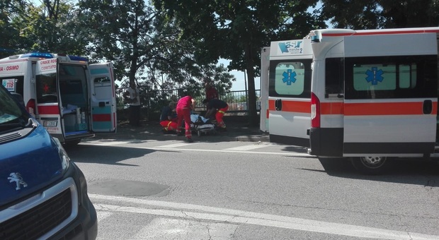 Osimo, giovane falciato da un'auto e scaraventato a terra finisce all'ospedale