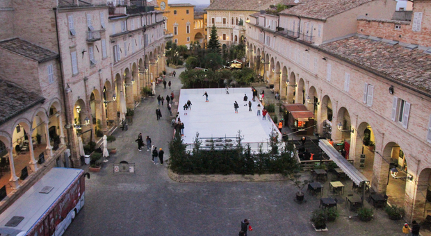 Natale, si torna in pista. Spettacoli ed eventi in Piazza del Popolo: «Questo centro è una favola»