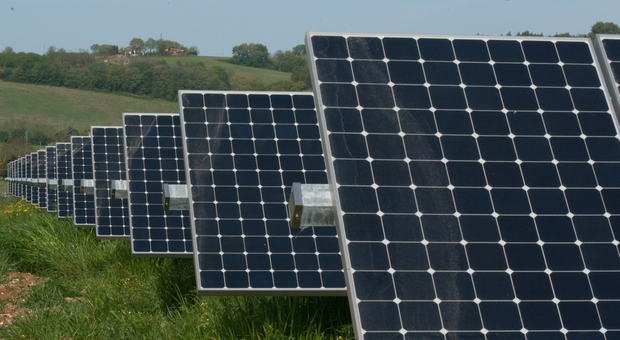 Fotovoltaico, che beffa a Monte Urano: il Comune ora deve sborsare 200mila euro per gli extraprofitti