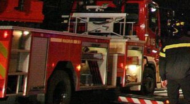 Ascoli, auto distrutta dalle fiamme nella notte: sull'incendio l'ombra del piromane