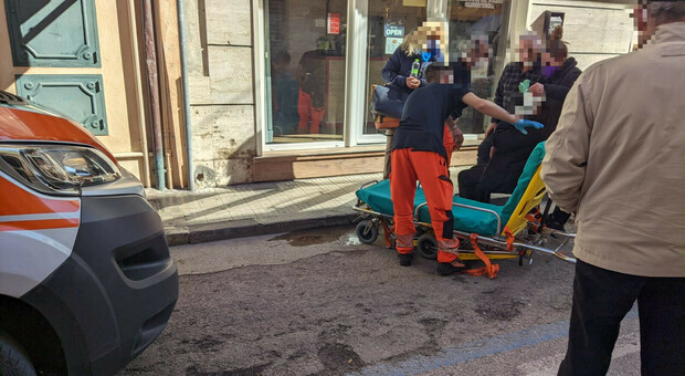 L'ira degli ambulanti: «Buche in pieno centro ma si pensa solo alla Tirreno Adriatico»