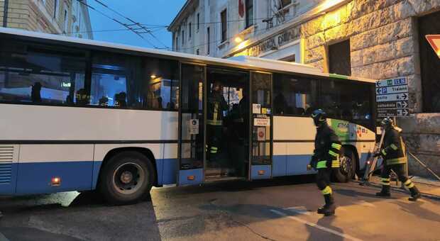 L'autobus finisce contro il palazzo della Banca d'Italia: feriti tra i passeggeri, arriva l'ambulanza