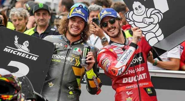 MotoGp, Valentino Rossi esulta per Bagnaia e Bezzecchi: «Oggi godiamo siamo sul tetto del mondo»