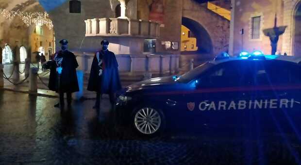 Fretta di fuggire in auto, due giovani bloccati dai carabinieri: uno aveva la marijuana