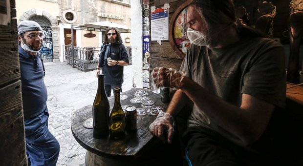 Mascherine, autocertificazione, bar e ristoranti: ecco come sarà l'Italia da lunedì 18 maggio