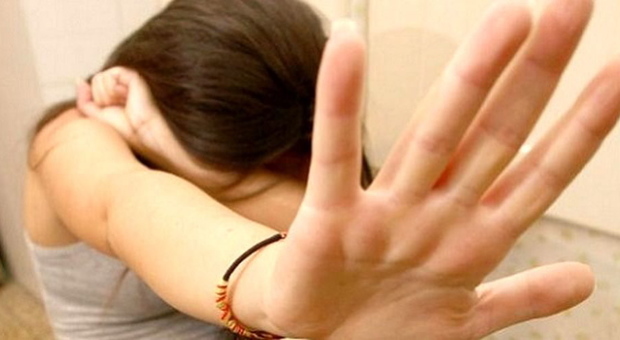 Tenta di stuprare una 14enne: salvata da un messaggio whatsapp alla mamma