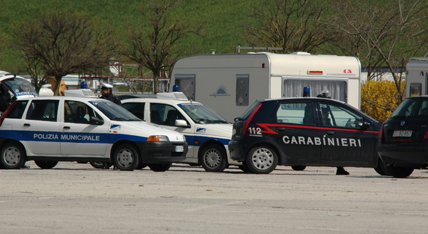 Controlli di carabinieri e vigili urbani