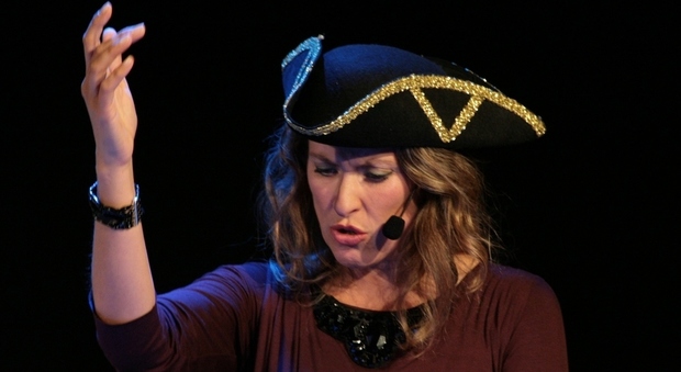 Monica Rogledi sul palco del teatro di Belmonte Piceno