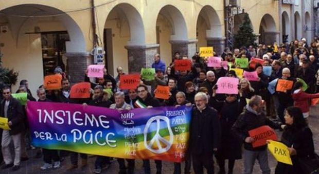 Fossombrone, in 200 alla marcia della pace cristiani, musulmani e laici: "No al terrore"