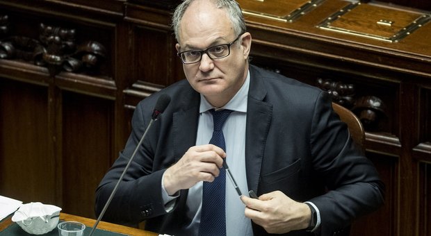 Gualtieri: «Nel decreto maggio fondi alle imprese a fondo perduto. Italia verso fine emergenza, ma serve sforzo»