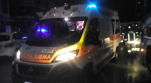 Ancona, piomba sull'auto ferma al semaforo: tre feriti e mezzi distrutti