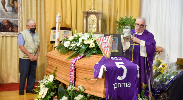 I funerali del grande calciatore a Macerata, sulla bara la maglia della Fiorentina con il numero 5