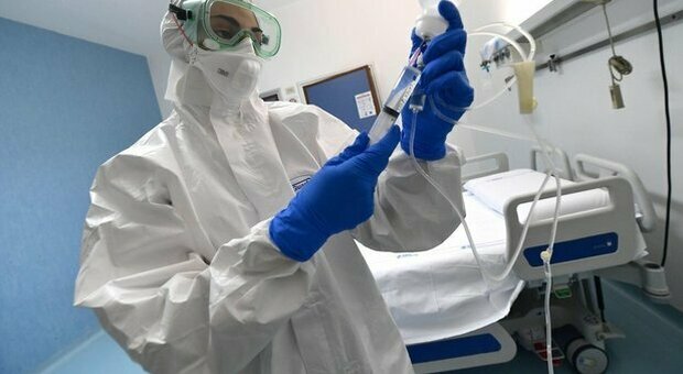Un operatrice sanitaria in tenuta anticoronavirus