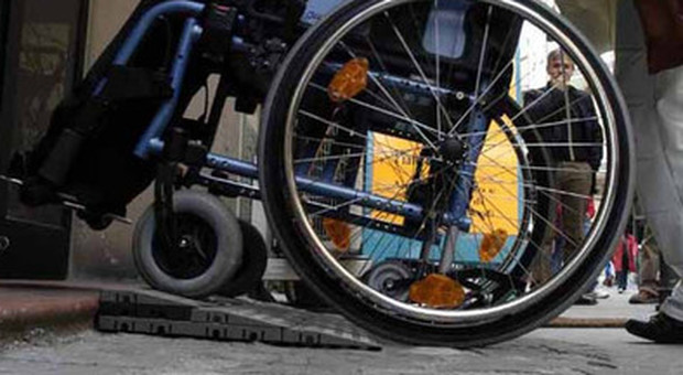 Insulta disabile sul bus: «Handicappato di m..., alzati e fammi sedere»