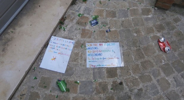 Bottiglie rotte fuori dalla scuola Faiani