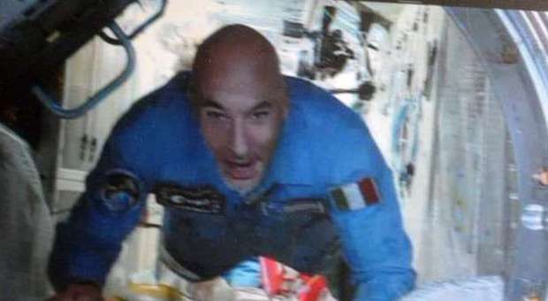 L'astronauta Luca Parmitano entra nella stazione spaziale