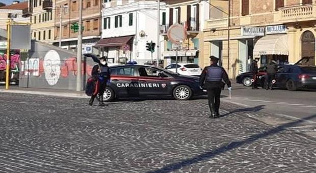 Ancona, scaraventa a terra gli anziani per derubarli: in manette il rapinatore seriale