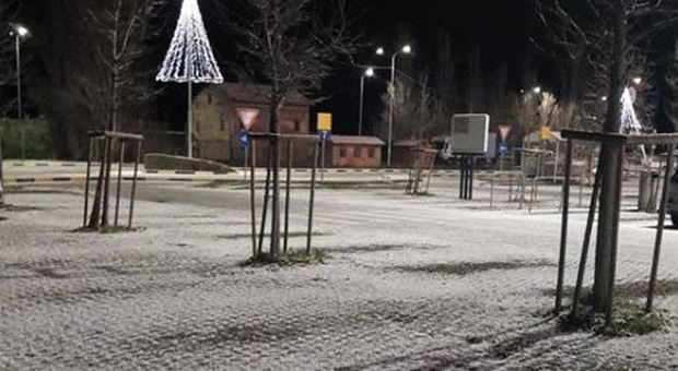 Cade la neve, diverse zone di Senigallia sono già imbiancate