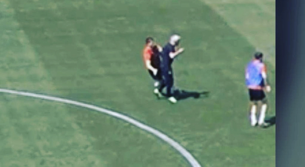 Roma, Mourinho si fa male in allenamento: Kumbulla lo urta e lui va a finire in infermeria