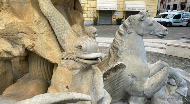 L'ira dei vandali: spezzata l'ala di uno dei cavalli della fontana di piazza Roma