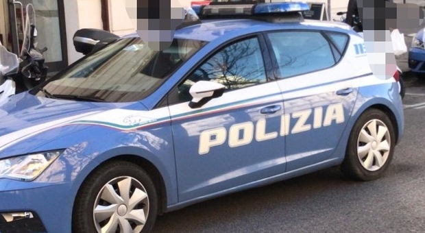 Pesaro, il dipendente dell'autogrill nasconde migliaia di euro di incassi invece di metterli in cassaforte: denunciato