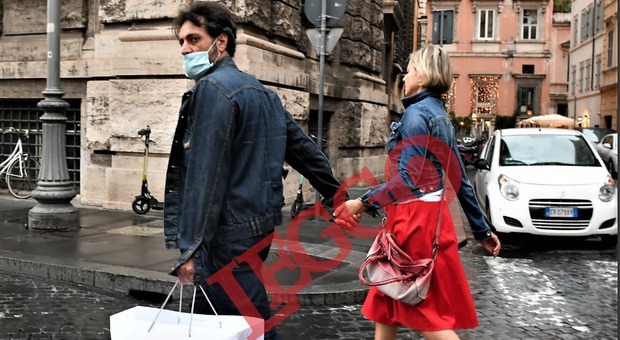 Antonella Elia, shopping nel cuore di Roma senza mascherina col fidanzato Pietro delle Piane