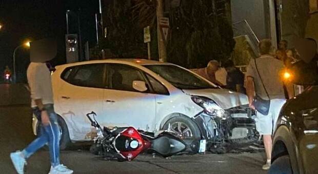 Con la moto si schianta contro un auto: ragazzo di 28 anni portato all'ospedale di Torrette
