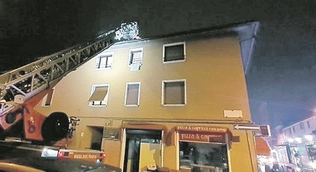 Scoppia l'incendio in pizzeria, i vigili del fuoco sgomberano anche gli appartamenti
