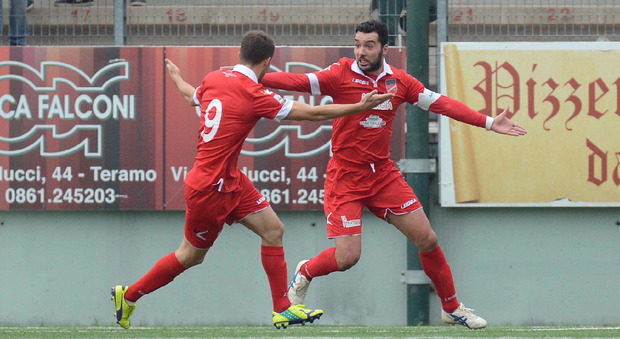 Andrea Bucchi, 33 anni, dopo un gol segnato con il Teramo