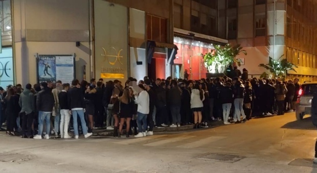 La fila delle persone in attesa di entrare al Donoma l'altra sera