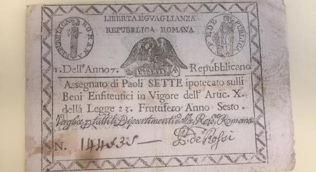 Tolentino, il professore di religione dona al Comune un'antica banconota della Repubblica Romana