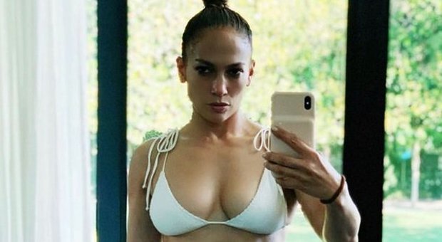 Jennifer Lopez, il sexy bikini a 50 anni fa impazzire i fan: «Ma come fai...»