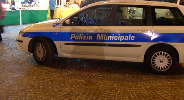 Un'auto della polizia municipale