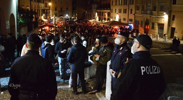 «Hanno taniche di vino, ragazzi ubriachi padroni di piazza del Papa». Operatori e residenti esasperati da baby gang, bulli e violenti. Ecco cosa chiedono