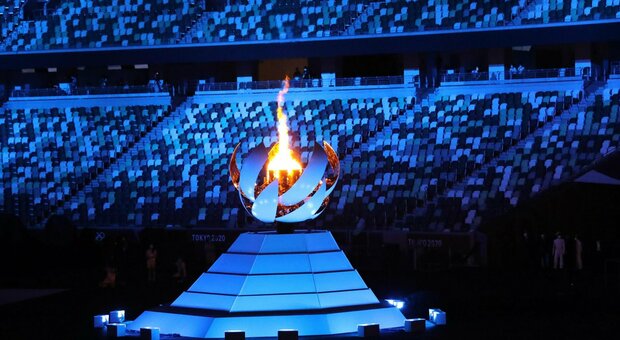 Olimpiadi, si spegne la fiamma olimpica su Tokyo. Passato il testimone a Parigi