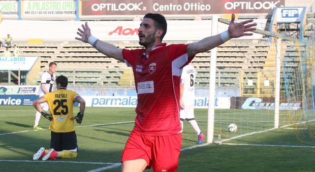 Del Sante segna il gol della vittoria dell'Ancona a Parma