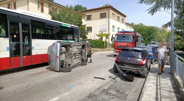 Incidente da brividi a Osimo: centra un'auto in sosta e si ribalta, ragazza 22enne all'ospedale