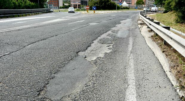 La situazione dell'asfalto in via Conca