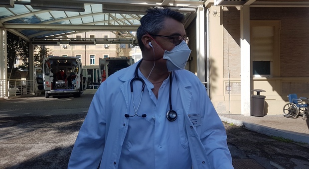 Post choc di Umberto Gnudi, primario di Pronto soccorso: «Cari no-vax mi fate schifo: togliete letti agli altri malati e mettete a rischio i sanitari»