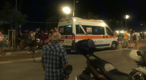 Accerchiato e aggredito dal branco in gelateria: turista di 17 anni ferito nella zuffa