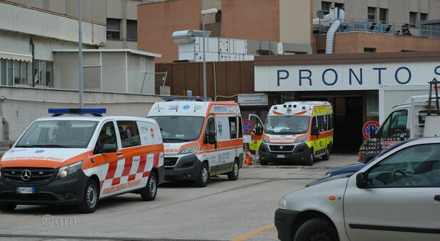 Ambulanze in fila al pronto soccorso di Torrette