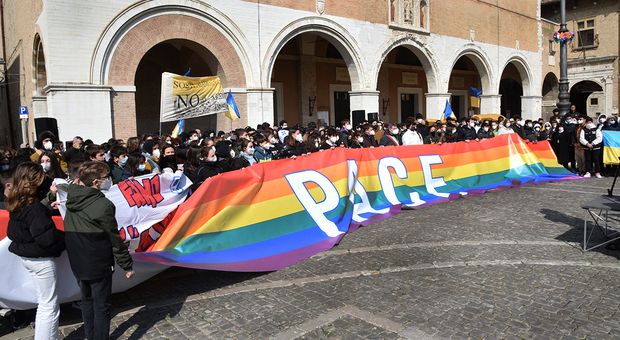 Lo striscione degli studenti a Fano nella manifestazione per la pace