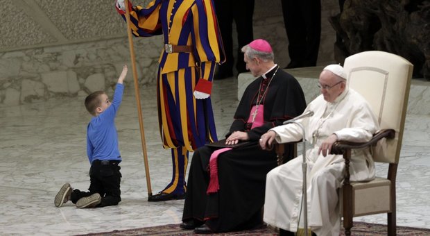 Bimbo sale sul palco, il Papa: «E' argentino indisciplinato». Poi si scopre il suo dramma