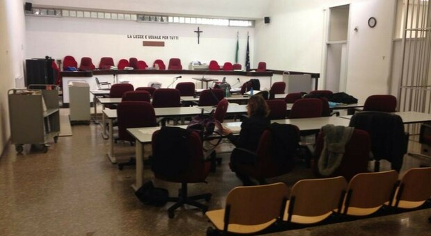 Un'aula del Tribunale di Macerata dove si tiene il processo
