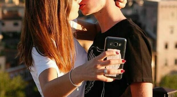 Fidanzati si baciano in strada per scattarsi un selfie: multa Covid da 400 euro