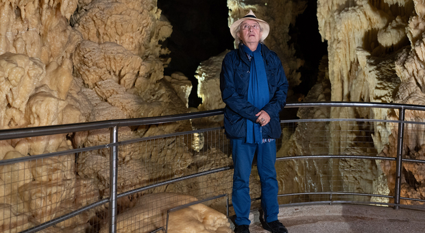 Il direttore della fotografia Vittorio Storaro nelle Grotte di Frasassi