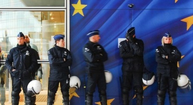Europol: «Centinaia di potenziali terroristi, non sono arrivati coi profughi»