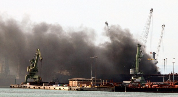 Ex Ilva, incendio di una gru al porto: il fumo sulla città. E si ribalta un mezzo dei vigili del fuoco
