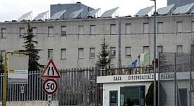 Pesaro, detenuto si impicca in carcere Il sindacato: "Alta tensione ogni giorno"